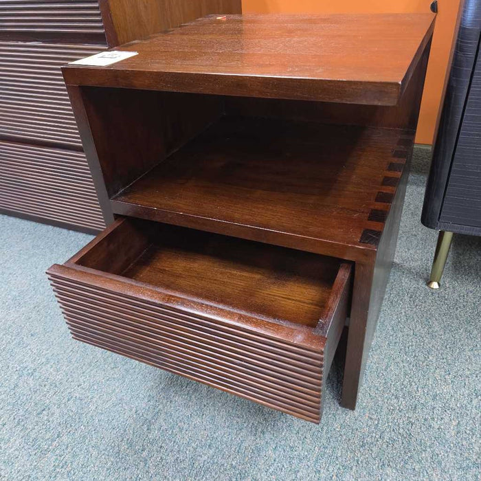 WOOD NIGHTSTAND MI