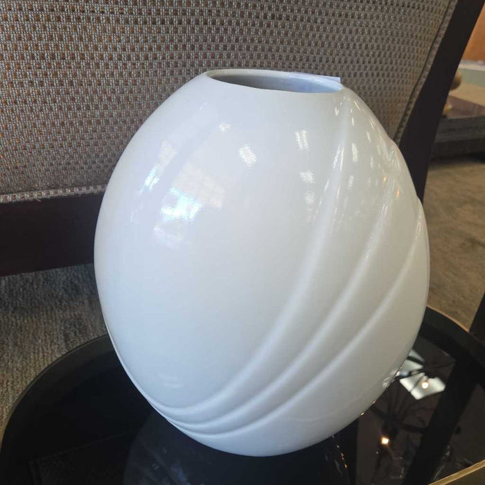 WHITE VASE LS