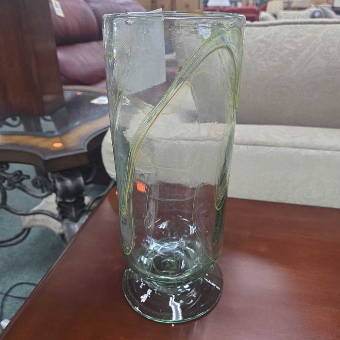 GLASS VASE WITH COLOR SWIRL BT