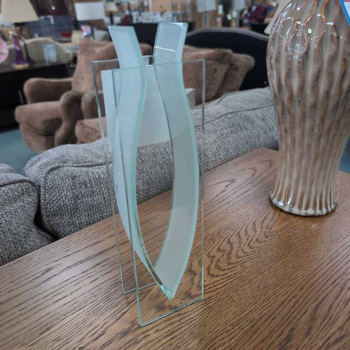GLASS FLAT VASE BA