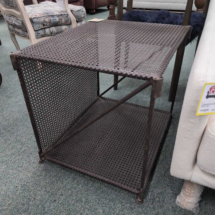 ACCENT TABLE AT