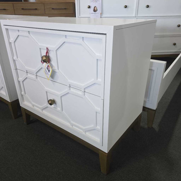 WHITE NIGHTSTAND LLB