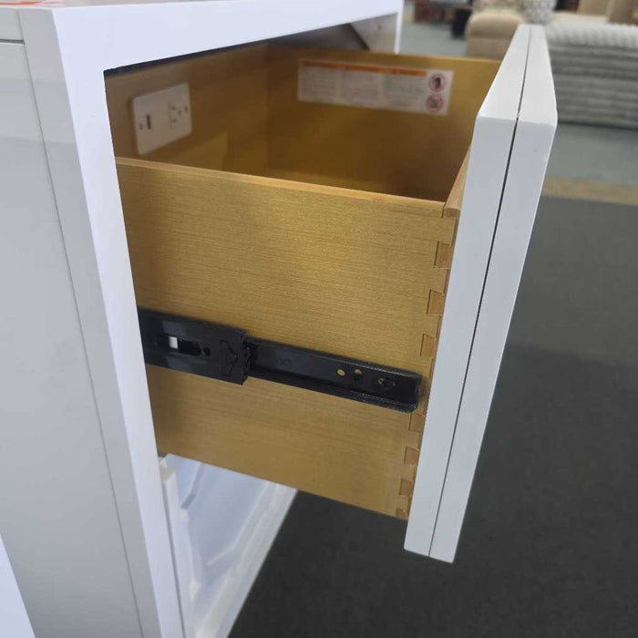 WHITE NIGHTSTAND LLB