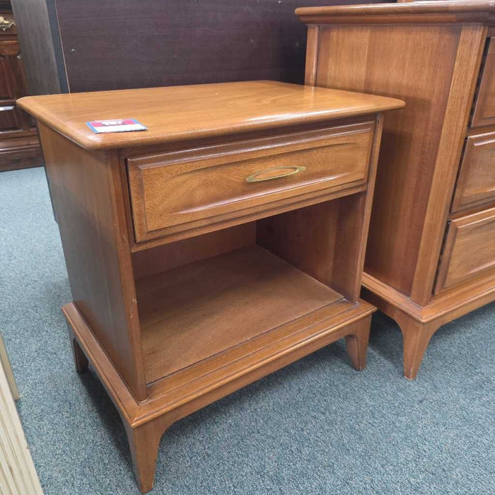 NIGHTSTAND AT