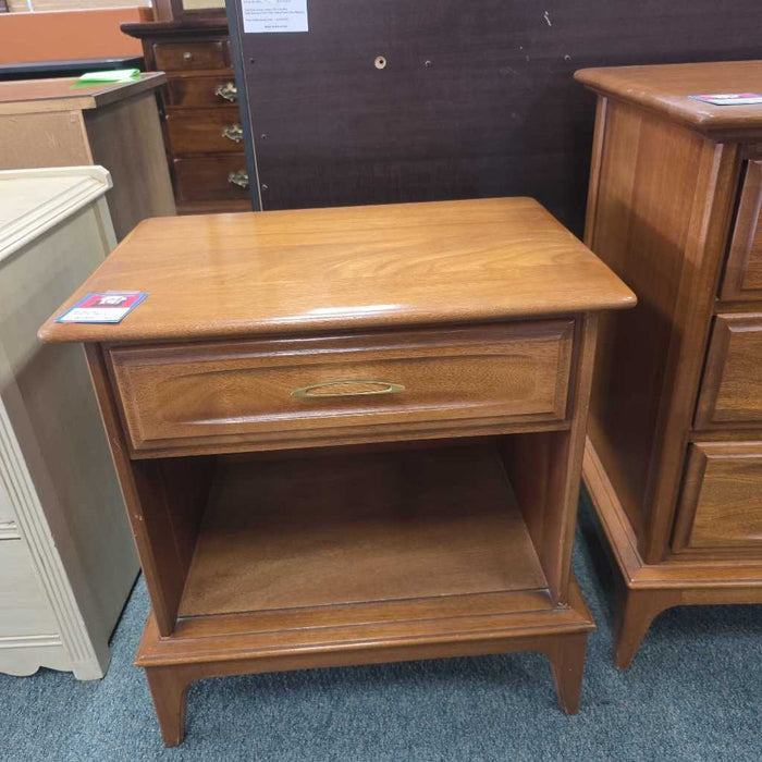 NIGHTSTAND AT
