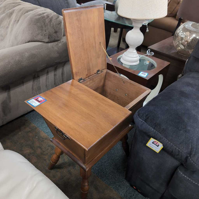 STORAGE ACCENT TABLE AT