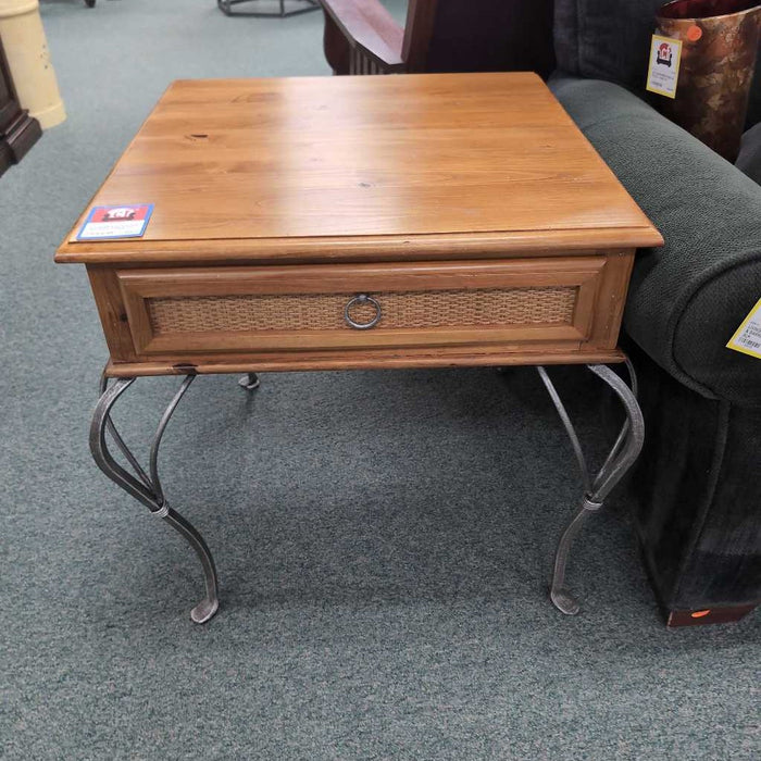 SQUARE ACCENT TABLE AT