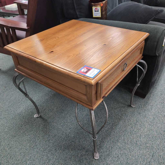 SQUARE ACCENT TABLE AT