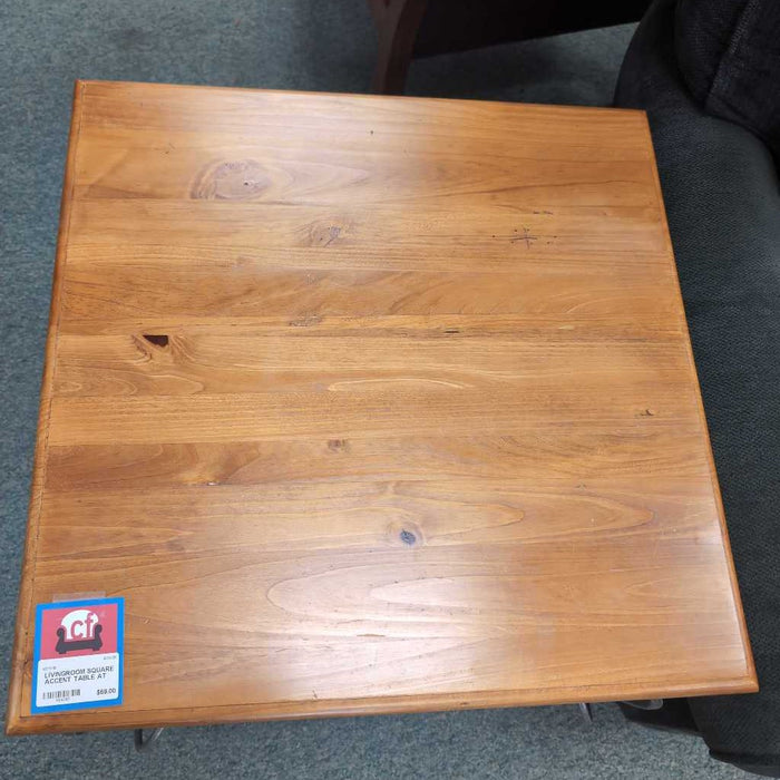 SQUARE ACCENT TABLE AT