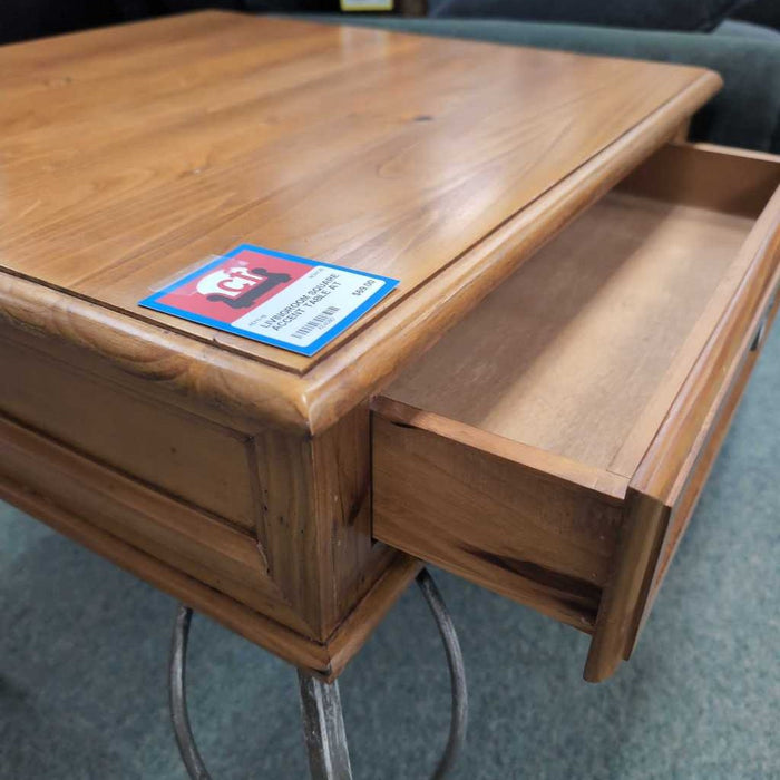 SQUARE ACCENT TABLE AT