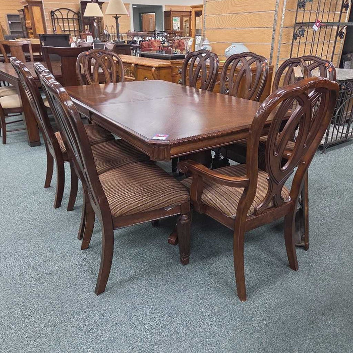 TABLE WITH 8 CHAIRS AND 1 LEAF ATH