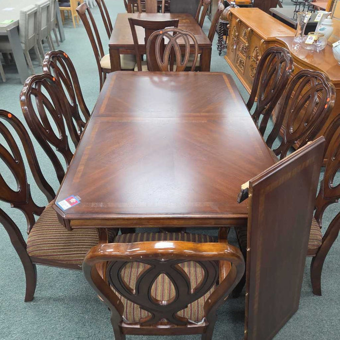 TABLE WITH 8 CHAIRS AND 1 LEAF ATH