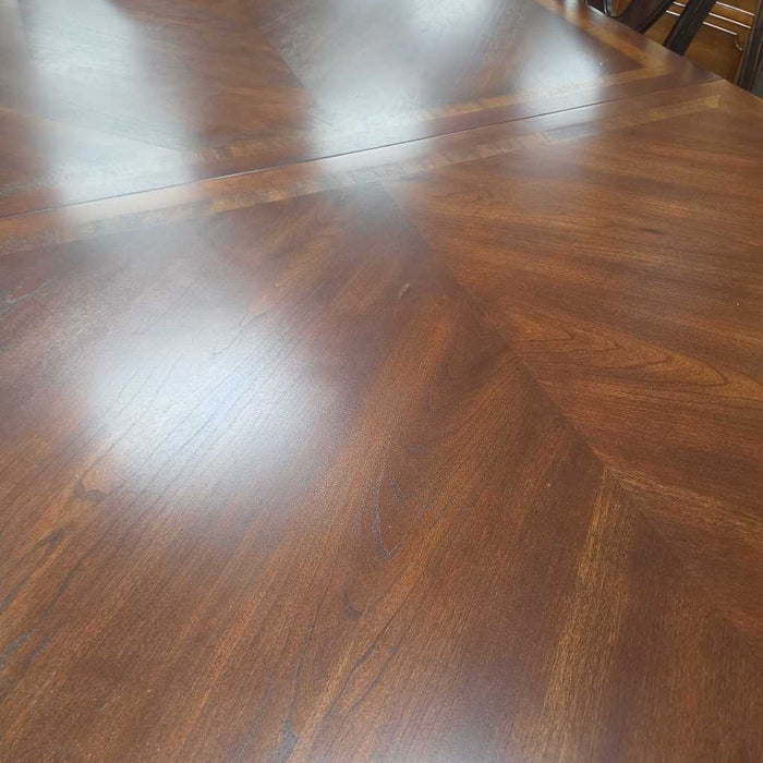 TABLE WITH 8 CHAIRS AND 1 LEAF ATH