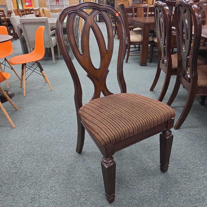TABLE WITH 8 CHAIRS AND 1 LEAF ATH