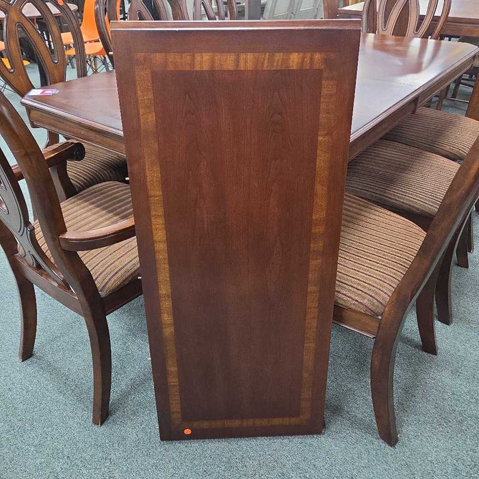 TABLE WITH 8 CHAIRS AND 1 LEAF ATH