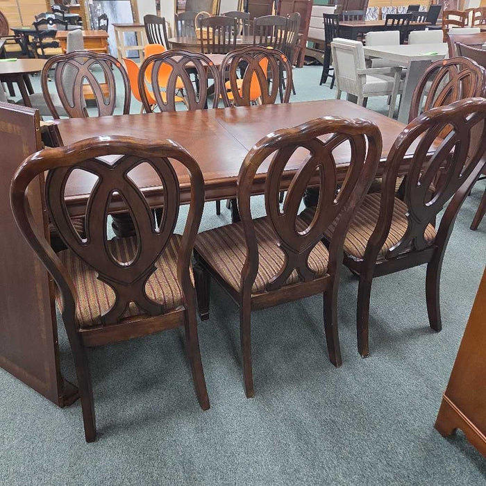TABLE WITH 8 CHAIRS AND 1 LEAF ATH