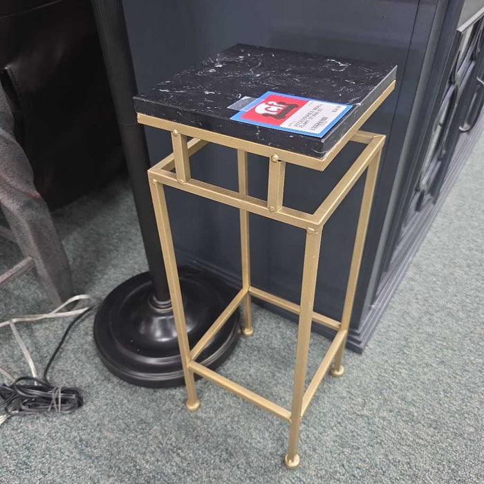 SMALL PLANT STAND