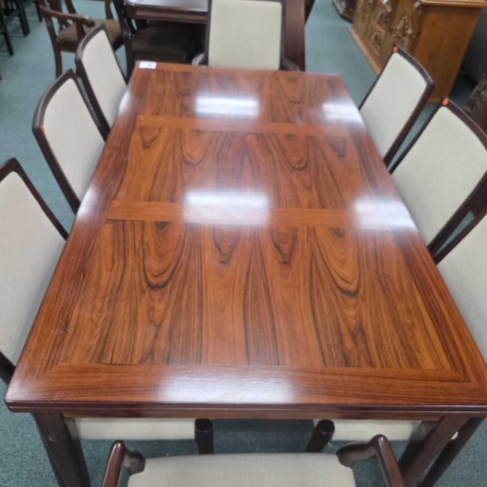 TABLE WITH 8 CHAIRS MIH