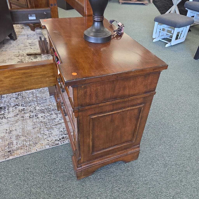 HOOKER NIGHTSTAND BTK