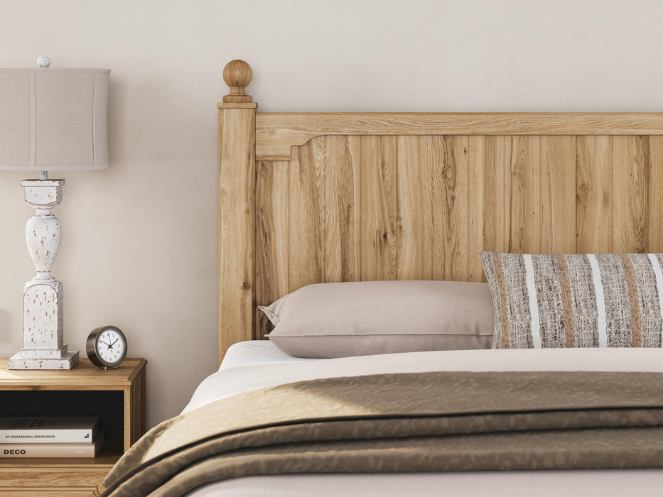 Aleaport King Panel Bed with Mirrored Dresser and Nightstand